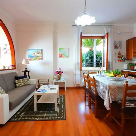 Апартаменти De Vivo Realty - La Rosa Del Sud Sorrento Сорренто